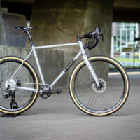 Dieser Cyclocross-Rahmen ist dein Rennrad, wenn die Blätter fallen, es früher dunkel wird und es keinen sauberen und glatten Asphalt mehr gibt.